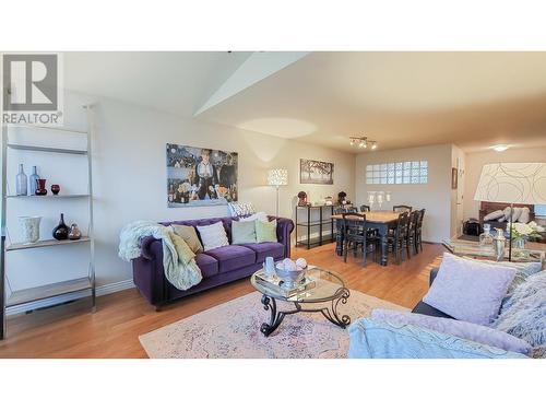 31 1238 Eastern Drive, Port Coquitlam, BC - Indoor Photo Showing Living Room