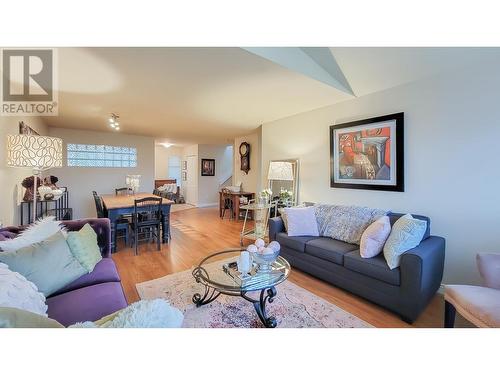 31 1238 Eastern Drive, Port Coquitlam, BC - Indoor Photo Showing Living Room