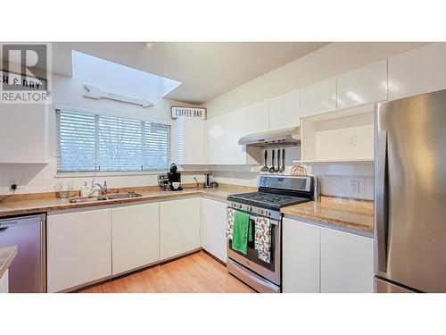 31 1238 Eastern Drive, Port Coquitlam, BC - Indoor Photo Showing Kitchen With Double Sink