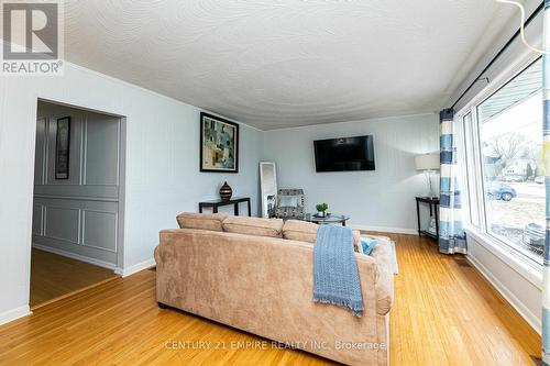 1156 Somerville Street, Oshawa, ON - Indoor Photo Showing Living Room