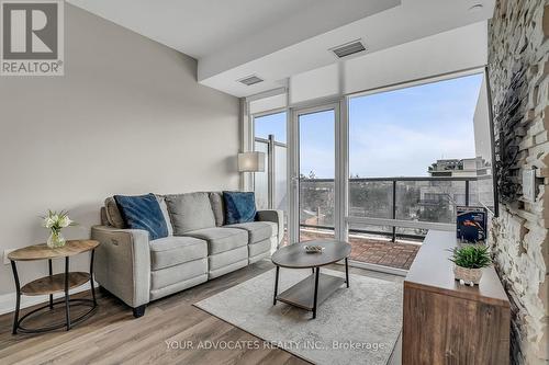 524 - 4800 Highway 7 Avenue, Vaughan, ON - Indoor Photo Showing Living Room