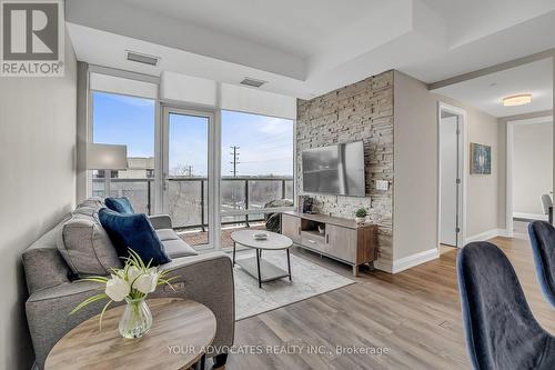 524 - 4800 Highway 7 Avenue, Vaughan, ON - Indoor Photo Showing Living Room