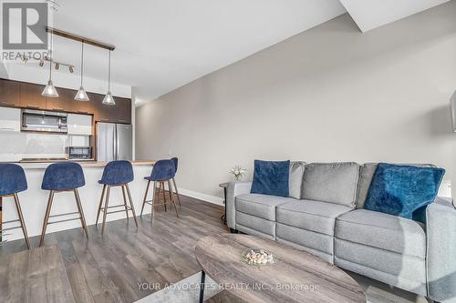 524 - 4800 Highway 7 Avenue, Vaughan, ON - Indoor Photo Showing Living Room