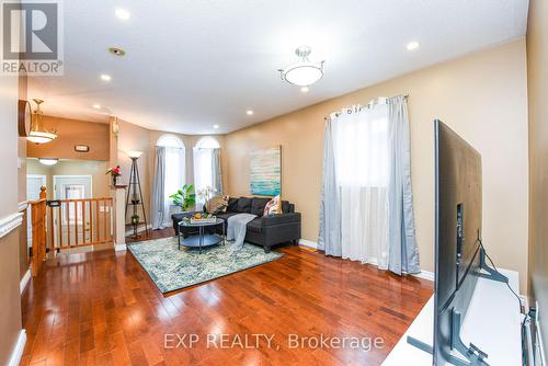 35 Royal Orchard Drive, Brampton, ON - Indoor Photo Showing Living Room