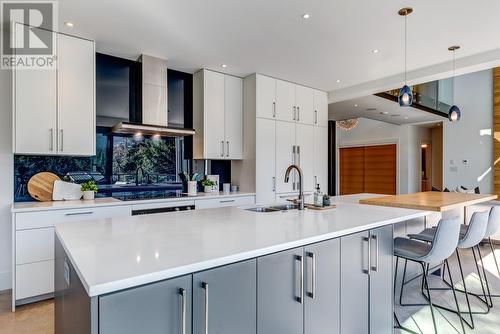 9316 Autumn Place, Whistler, BC - Indoor Photo Showing Kitchen With Double Sink With Upgraded Kitchen