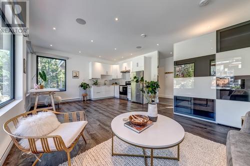 9316 Autumn Place, Whistler, BC - Indoor Photo Showing Living Room