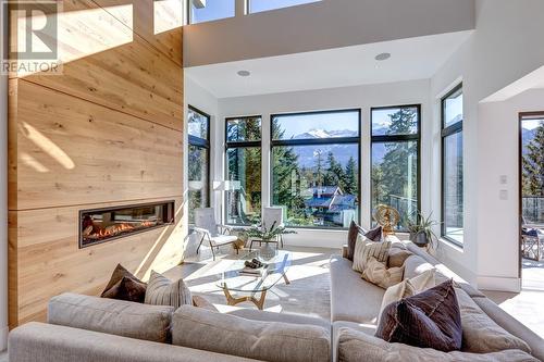 9316 Autumn Place, Whistler, BC - Indoor Photo Showing Living Room