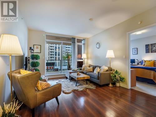 506 2077 Rosser Avenue, Burnaby, BC - Indoor Photo Showing Living Room