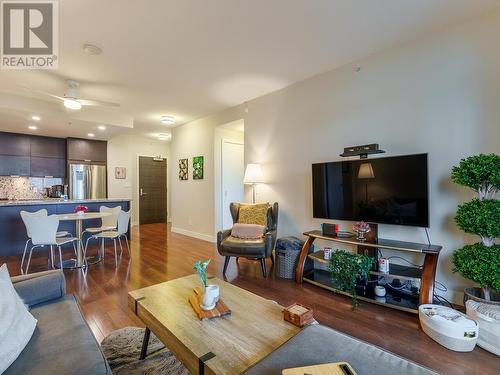 506 2077 Rosser Avenue, Burnaby, BC - Indoor Photo Showing Living Room