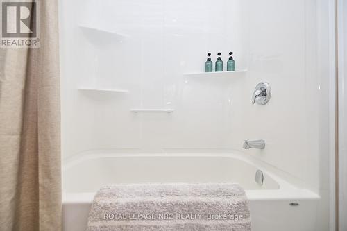 21 Haney Drive, Thorold (562 - Hurricane/Merrittville), ON - Indoor Photo Showing Bathroom