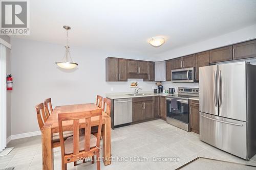 21 Haney Drive, Thorold (562 - Hurricane/Merrittville), ON - Indoor Photo Showing Kitchen With Double Sink