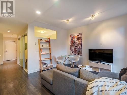 213 733 W 3Rd Street, North Vancouver, BC - Indoor Photo Showing Living Room