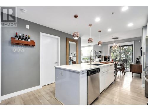 424 723 W 3Rd Street, North Vancouver, BC - Indoor Photo Showing Kitchen With Upgraded Kitchen