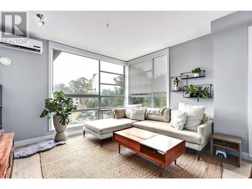 424 723 W 3Rd Street, North Vancouver, BC - Indoor Photo Showing Living Room