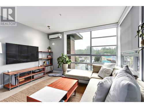 424 723 W 3Rd Street, North Vancouver, BC - Indoor Photo Showing Living Room