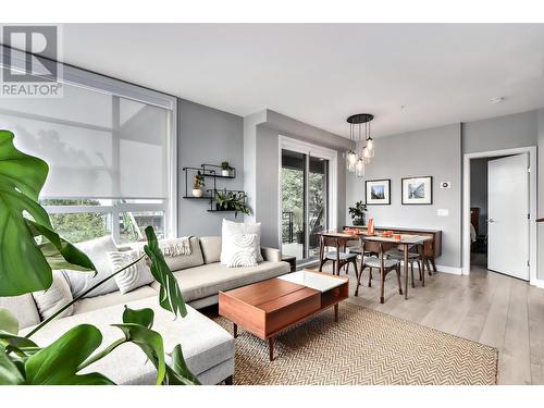 424 723 W 3Rd Street, North Vancouver, BC - Indoor Photo Showing Living Room