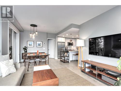 424 723 W 3Rd Street, North Vancouver, BC - Indoor Photo Showing Living Room