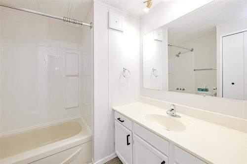 70 Sandale Drive, Winnipeg, MB - Indoor Photo Showing Bathroom