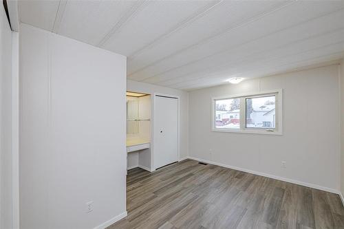 70 Sandale Drive, Winnipeg, MB - Indoor Photo Showing Other Room