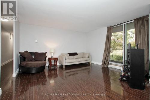 102 - 1 Royal Orchard Boulevard, Markham, ON - Indoor Photo Showing Living Room