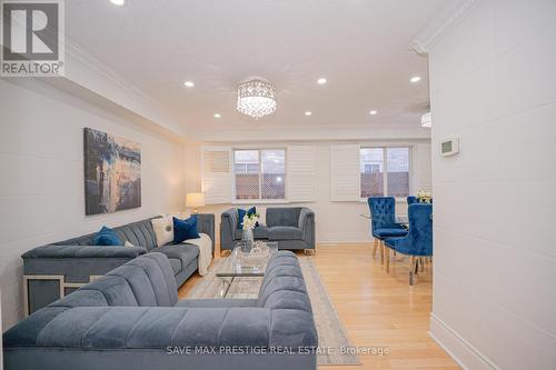 7 Hood Crescent, Brampton, ON - Indoor Photo Showing Living Room