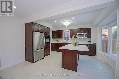 7 Hood Crescent, Brampton, ON - Indoor Photo Showing Kitchen