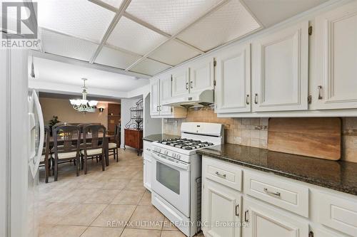 2321 Harcourt Crescent, Mississauga, ON - Indoor Photo Showing Kitchen