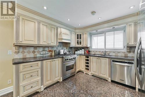 2321 Harcourt Crescent, Mississauga, ON - Indoor Photo Showing Kitchen