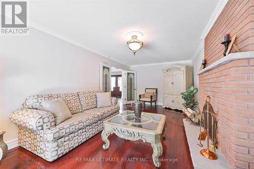 2321 Harcourt Crescent, Mississauga, ON - Indoor Photo Showing Living Room