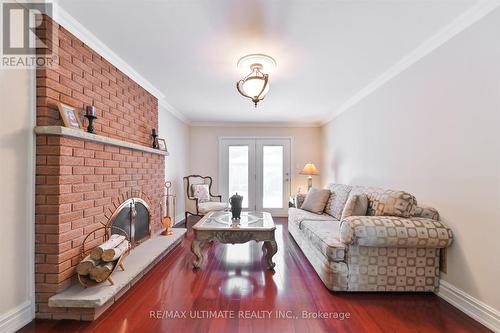 2321 Harcourt Crescent, Mississauga, ON - Indoor Photo Showing Living Room