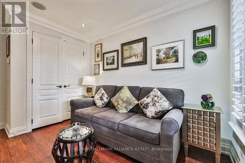 201 - 111 Forsythe Street, Oakville, ON - Indoor Photo Showing Living Room