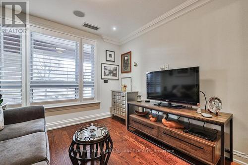 201 - 111 Forsythe Street, Oakville, ON - Indoor Photo Showing Living Room