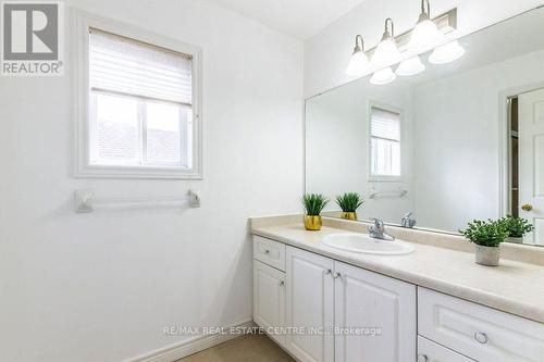 252 Thorner Drive, Hamilton, ON - Indoor Photo Showing Bathroom