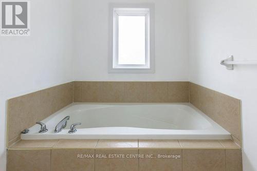 252 Thorner Drive, Hamilton, ON - Indoor Photo Showing Bathroom