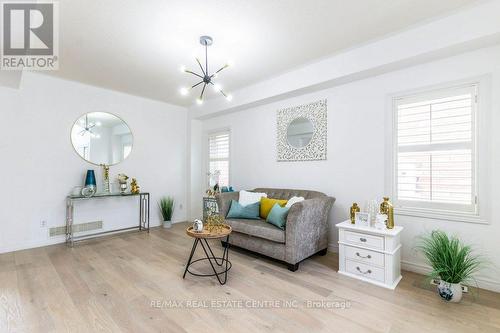 252 Thorner Drive, Hamilton, ON - Indoor Photo Showing Living Room