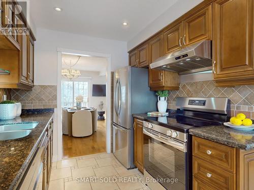 633 Four Winds Way, Mississauga, ON - Indoor Photo Showing Kitchen