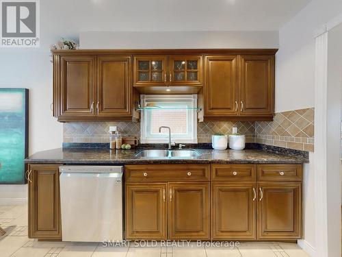 633 Four Winds Way, Mississauga, ON - Indoor Photo Showing Kitchen With Double Sink