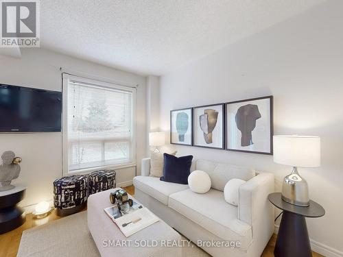 633 Four Winds Way, Mississauga, ON - Indoor Photo Showing Living Room