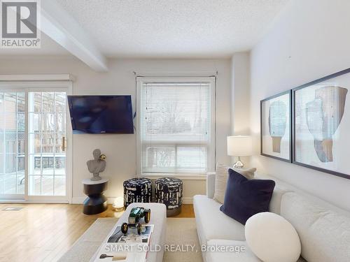 633 Four Winds Way, Mississauga, ON - Indoor Photo Showing Living Room