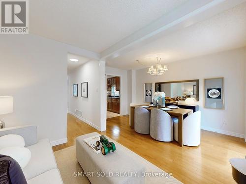 633 Four Winds Way, Mississauga, ON - Indoor Photo Showing Living Room