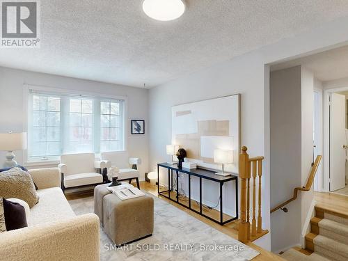 633 Four Winds Way, Mississauga, ON - Indoor Photo Showing Living Room