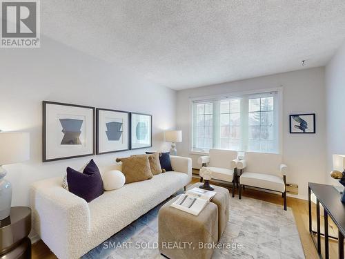 633 Four Winds Way, Mississauga, ON - Indoor Photo Showing Living Room