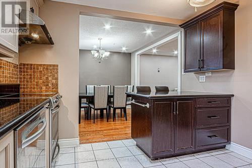 2483 Yarmouth Crescent N, Oakville, ON - Indoor Photo Showing Kitchen