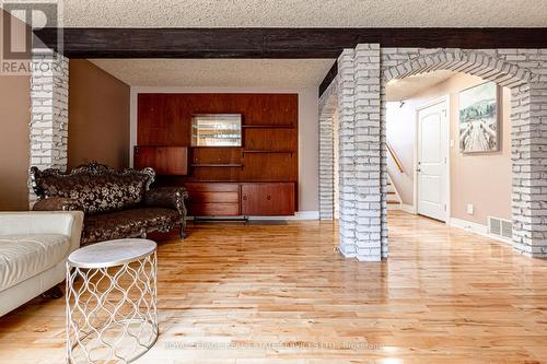 2483 Yarmouth Crescent N, Oakville, ON - Indoor Photo Showing Living Room