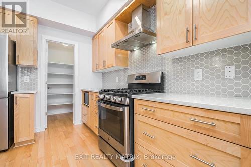 811 Clapham Terrace, Ottawa, ON - Indoor Photo Showing Kitchen With Stainless Steel Kitchen