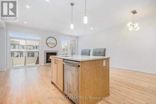 811 Clapham Terrace, Ottawa, ON - Indoor Photo Showing Kitchen