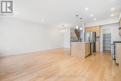 811 Clapham Terrace, Ottawa, ON - Indoor Photo Showing Kitchen With Stainless Steel Kitchen