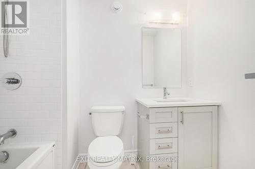 811 Clapham Terrace, Ottawa, ON - Indoor Photo Showing Bathroom