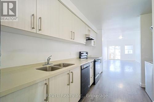 407 Chaffey Street, Welland (773 - Lincoln/Crowland), ON - Indoor Photo Showing Kitchen With Double Sink