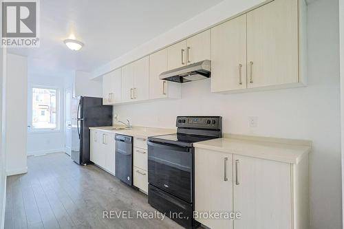 407 Chaffey Street, Welland (773 - Lincoln/Crowland), ON - Indoor Photo Showing Kitchen